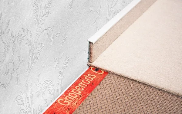 Плинтус для ковролина Korner Listwa 100 Белый 2,5м (50мм) в Кургане