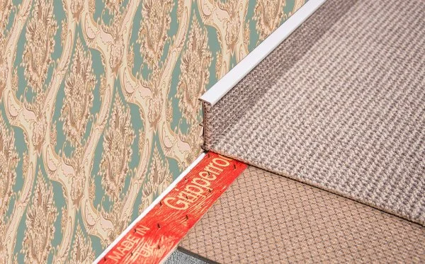 Плинтус для ковролина Korner Listwa 106 Светло-серый 2,5м (50мм) в Кургане