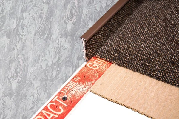 Плинтус для ковролина Korner Listwa 105 Темно-коричневый 2,5м (50мм) в Кургане