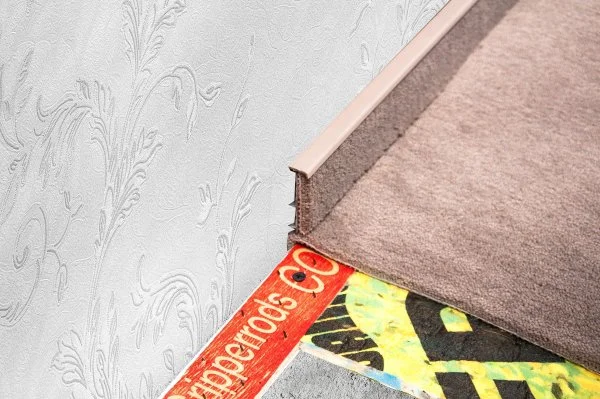 Плинтус для ковролина Korner Listwa 102 Беж 2,5м (50мм) в Кургане